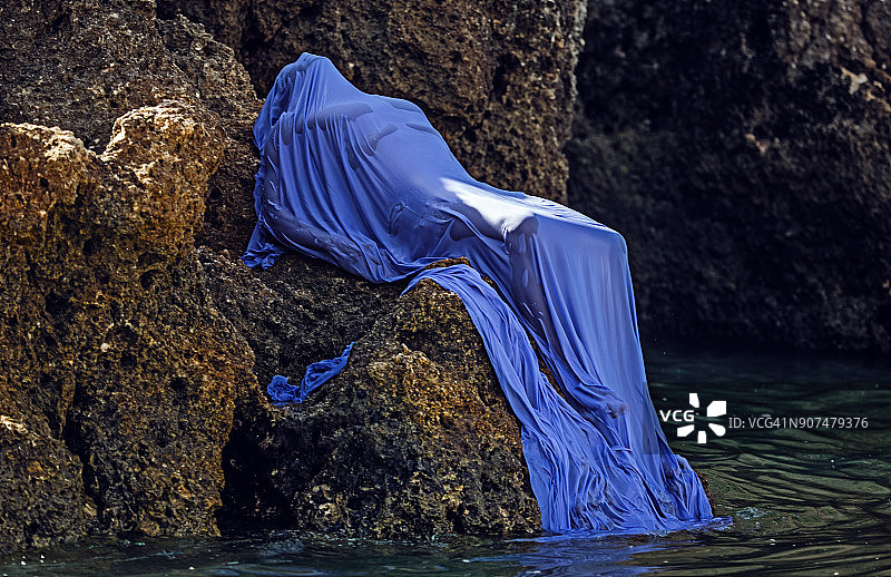 戴着裹尸布的无脸人鱼在葡萄牙蓝色海滩上图片素材