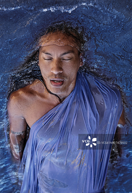 在葡萄牙蓝色海洋中被冲上海滩的男人图片素材