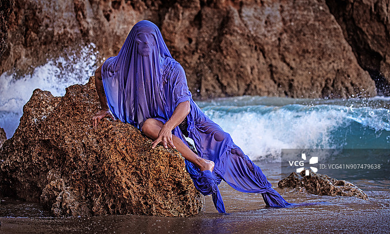 戴着裹尸布的无脸人鱼在葡萄牙蓝色海滩上图片素材