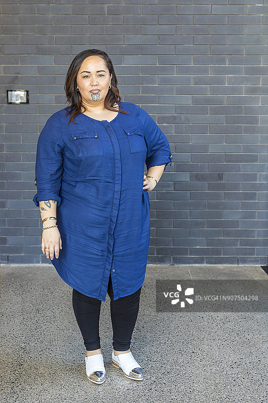 带有面部毛利纹身的毛利族女人肖像图片素材