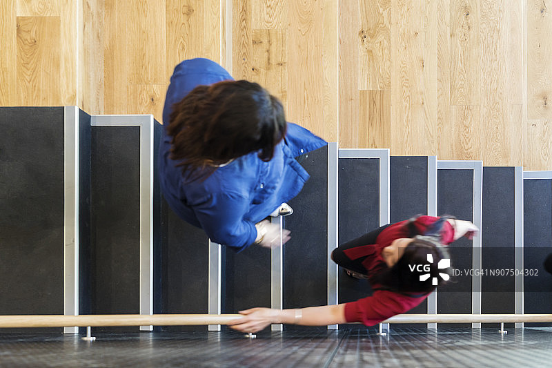 楼梯上穿着休闲的商务人士的高角度视图图片素材