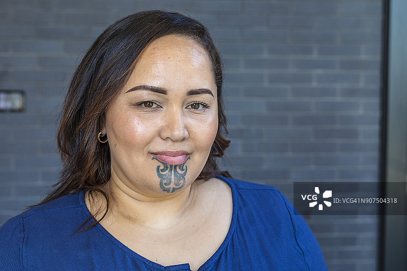 带有面部毛利纹身的毛利族女人肖像图片素材