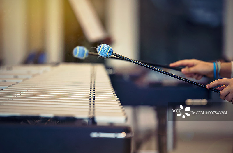 演奏颤音琴的手部特写图片素材