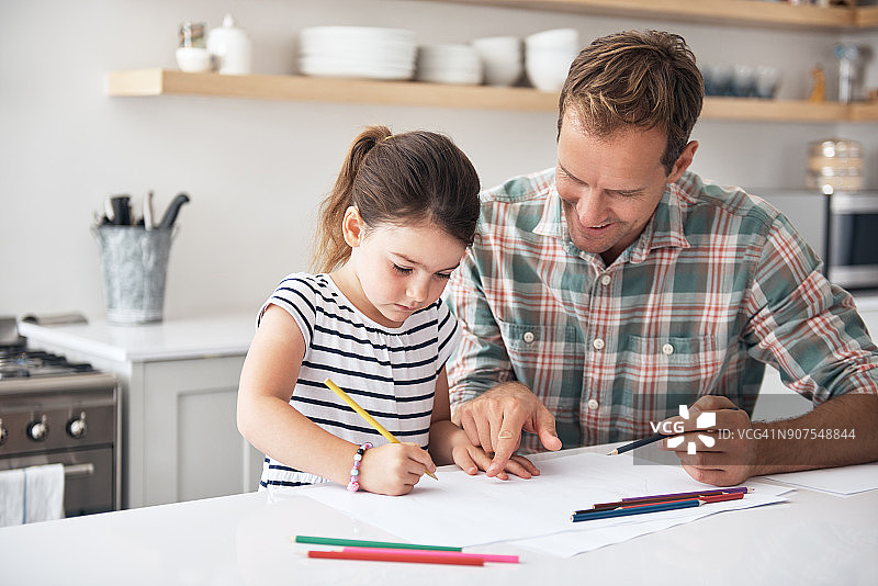 支持她的创造力和好奇心图片素材