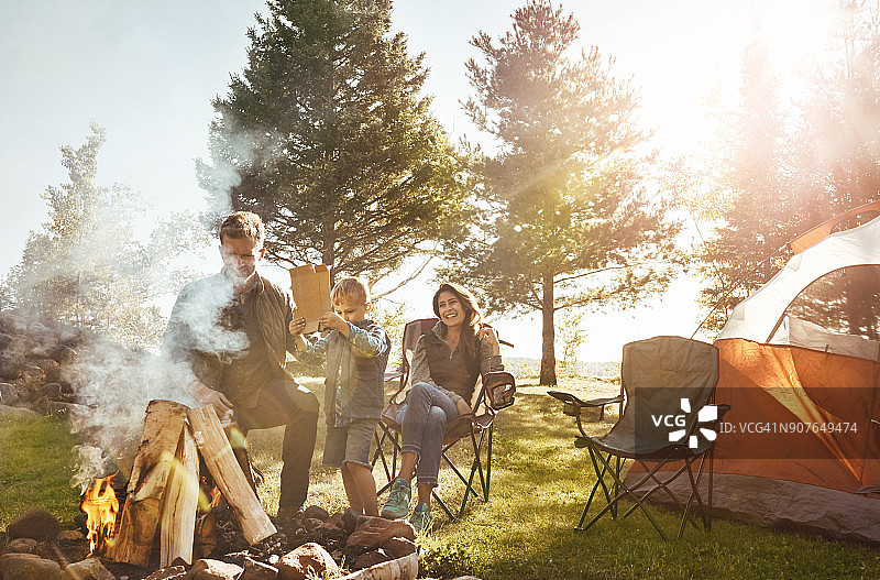 篝火让生活更美好图片素材