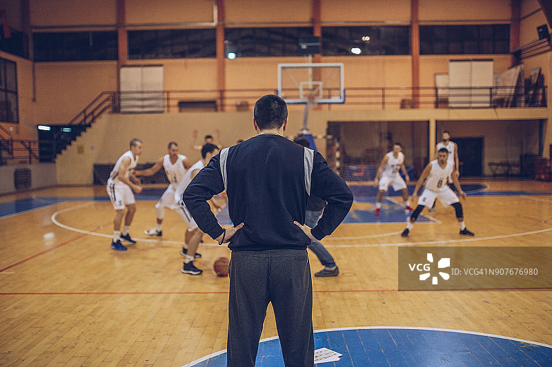 教练观看训练图片素材