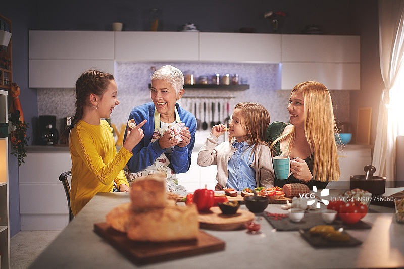 厨房里的家人图片素材