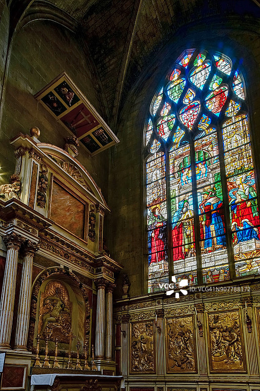 法国欧什大教堂内部的雄伟彩色玻璃窗景观图片素材