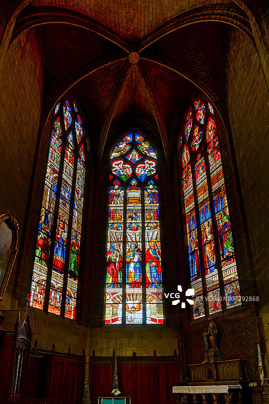 法国欧什大教堂内部的雄伟彩色玻璃窗景观图片素材