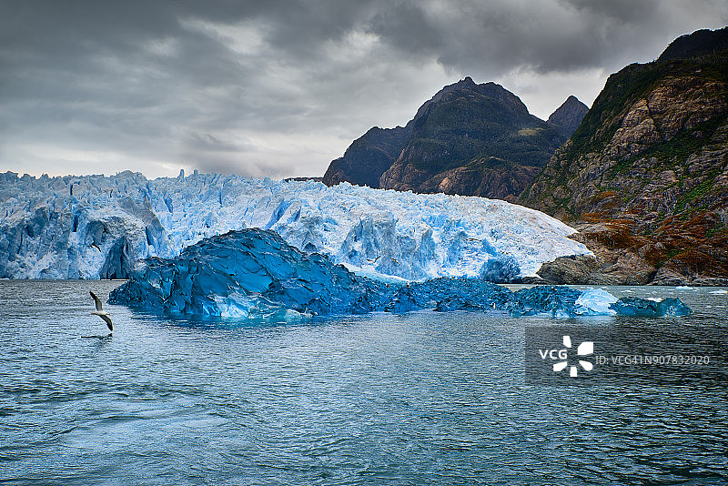 圣拉斐尔湖冰川中漂浮的结晶冰图片素材