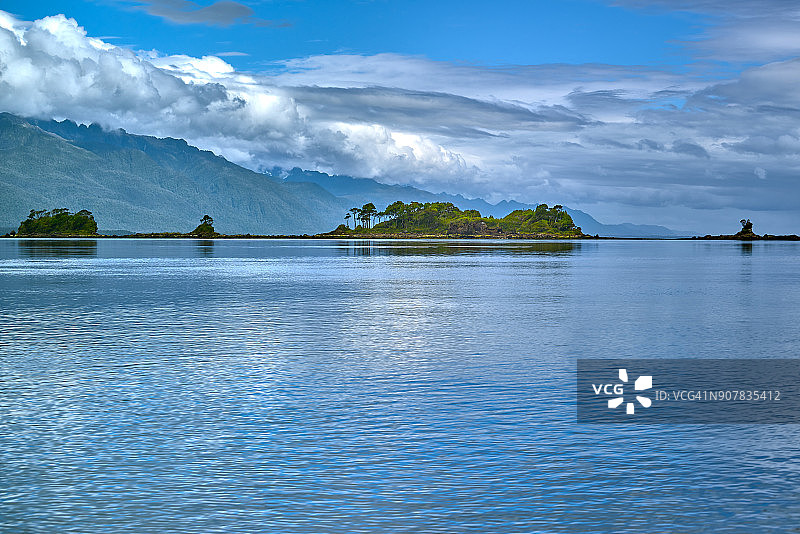 通往圣拉斐尔冰川的小岛图片素材