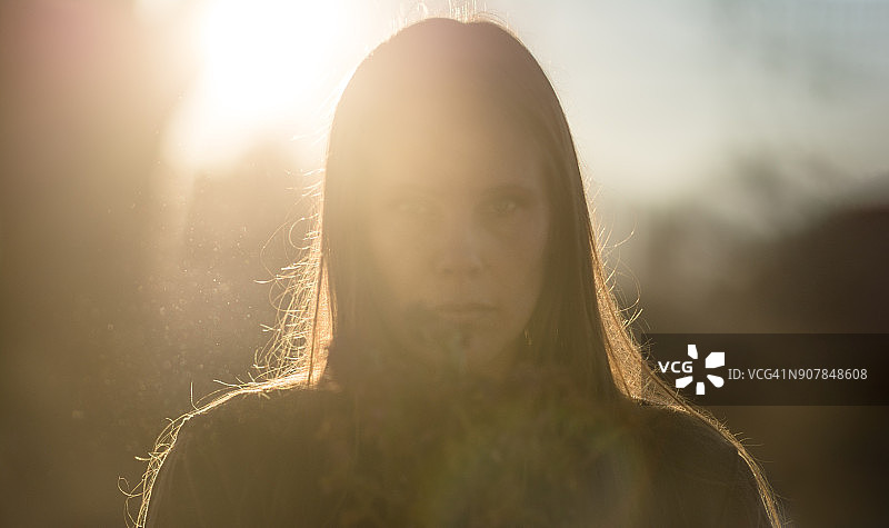 失焦的女人手捧鲜花图片素材