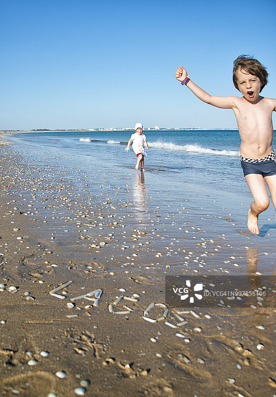 孩子们在葡萄牙拉各斯海滩玩耍图片素材