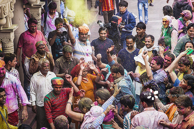 मथुरा地区一座寺庙的户外区域，人群正在庆祝胡里节图片素材