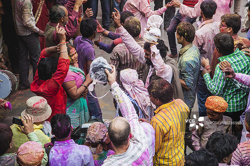 मथुरा地区一座寺庙的户外区域，人群正在庆祝胡里节图片素材