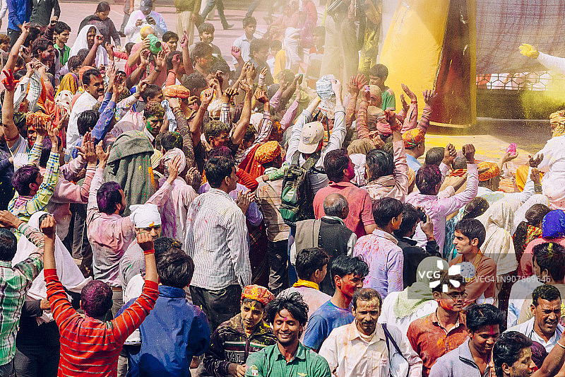 मथुरा地区一座寺庙的户外区域，人群正在庆祝胡里节图片素材