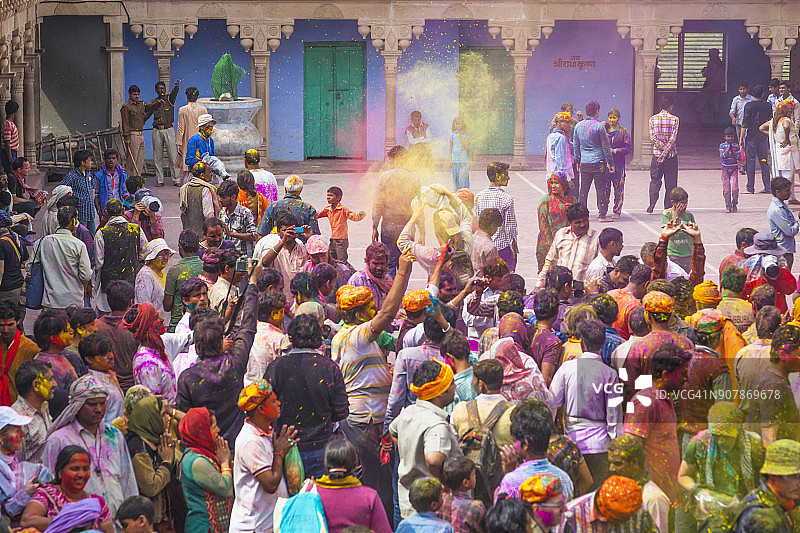 मथुरा地区一座寺庙的户外区域，人群正在庆祝胡里节图片素材