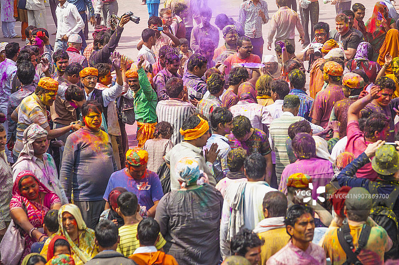 मथुरा地区一座寺庙的户外区域，人群正在庆祝胡里节图片素材