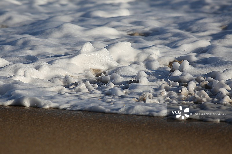 白色泡沫和湿沙图片素材