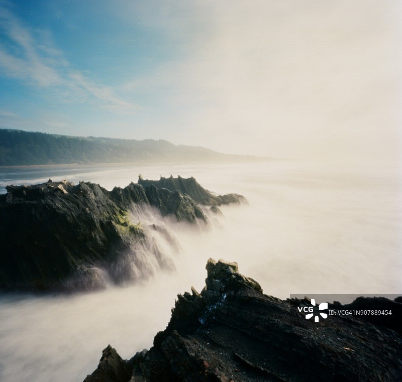 俄勒冈州南部海岸偏远的锯齿状岩层图片素材