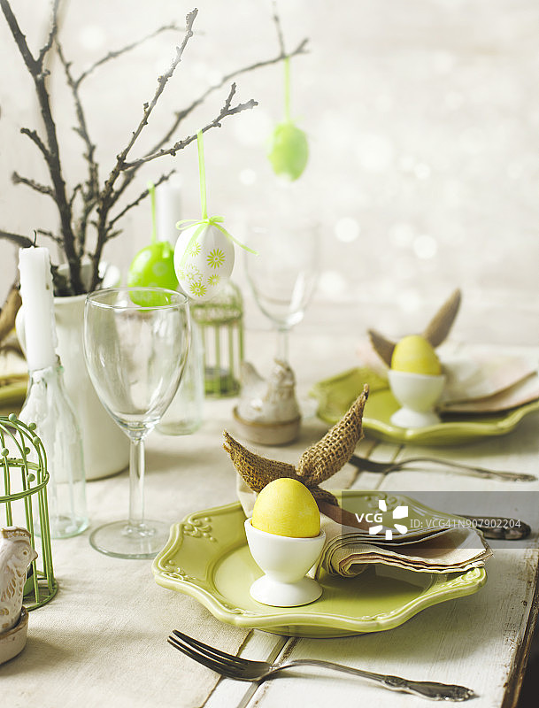 复活节餐桌摆设：复活节晚餐图片素材