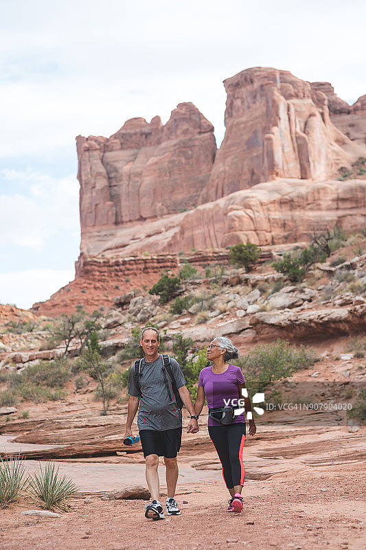 老年夫妇在沙漠中徒步旅行图片素材