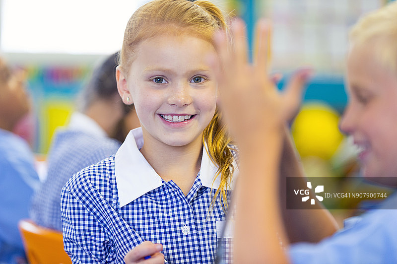 年轻女学生在课堂上微笑图片素材