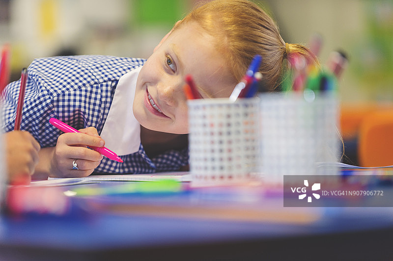 在桌子旁工作的女学生图片素材