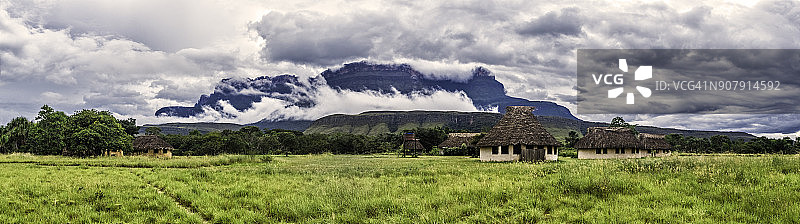 委内瑞拉奥扬特普伊山乌鲁延土著营地图片素材