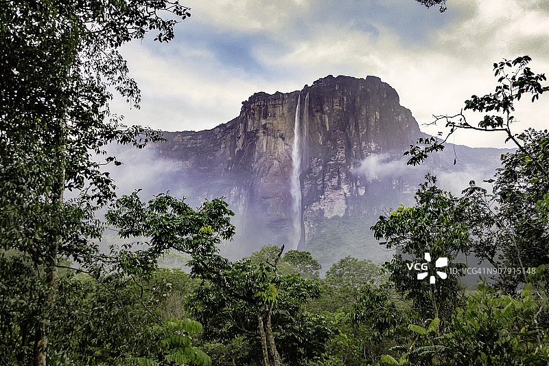 委内瑞拉卡奈马国家公园的天使瀑布图片素材