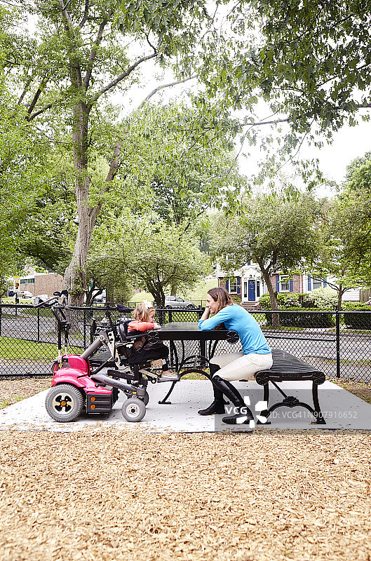 充满爱意的母亲和残疾女儿玩耍图片素材