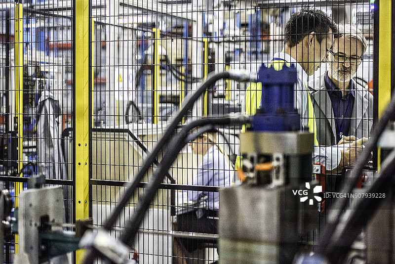 在围栏后工作的工程师图片素材