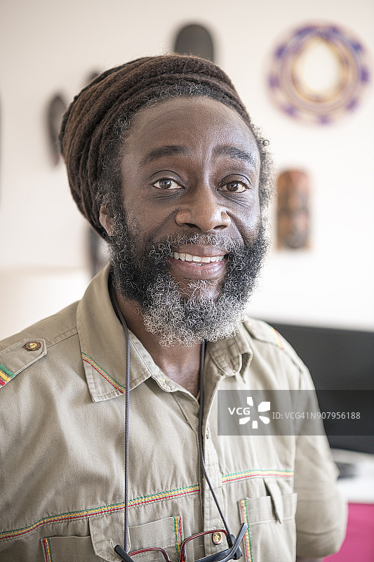 面带微笑看向镜头的50多岁非洲裔男子图片素材