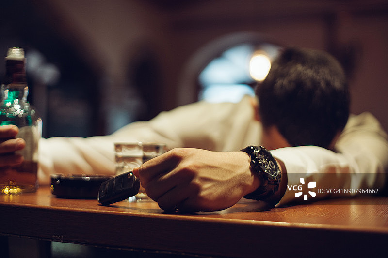 醉酒男子在酒吧睡觉图片素材