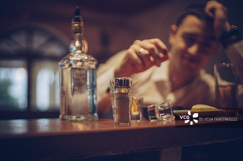 男人在酒吧喝酒图片素材
