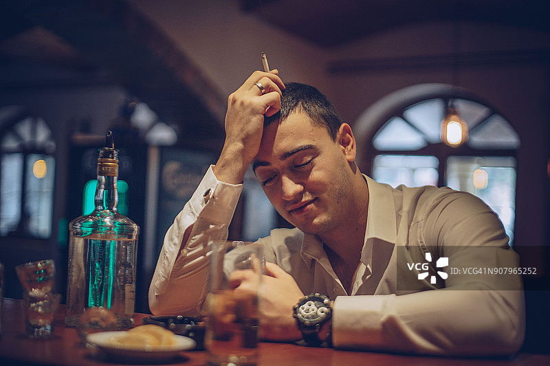 在酒吧喝酒的醉酒男子图片素材