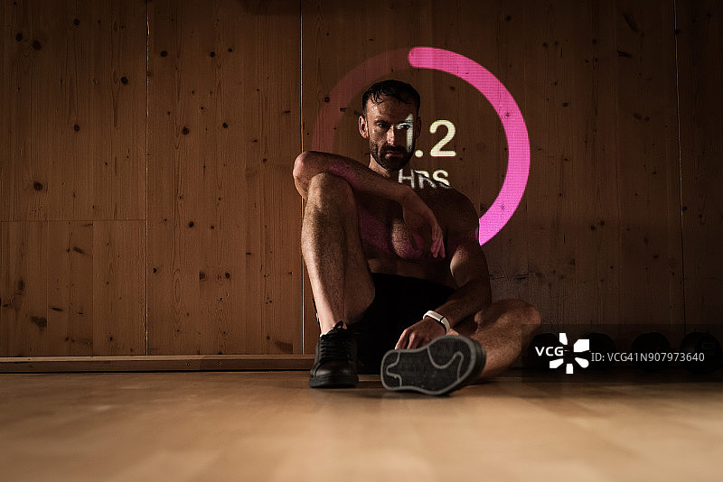 男子运动后休息，附信息图图片素材