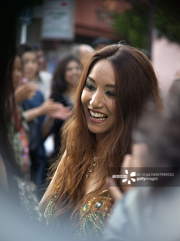 在横滨街头跳肚皮舞图片素材