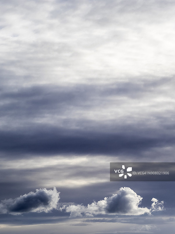 西班牙巴伦西亚社区的白色云朵景观图片素材