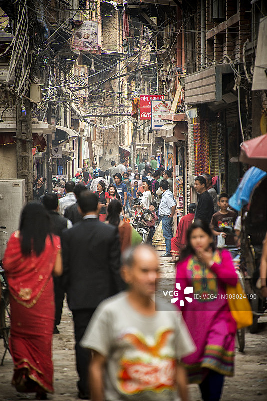 尼泊尔加德满都泰美尔街上的人群图片素材