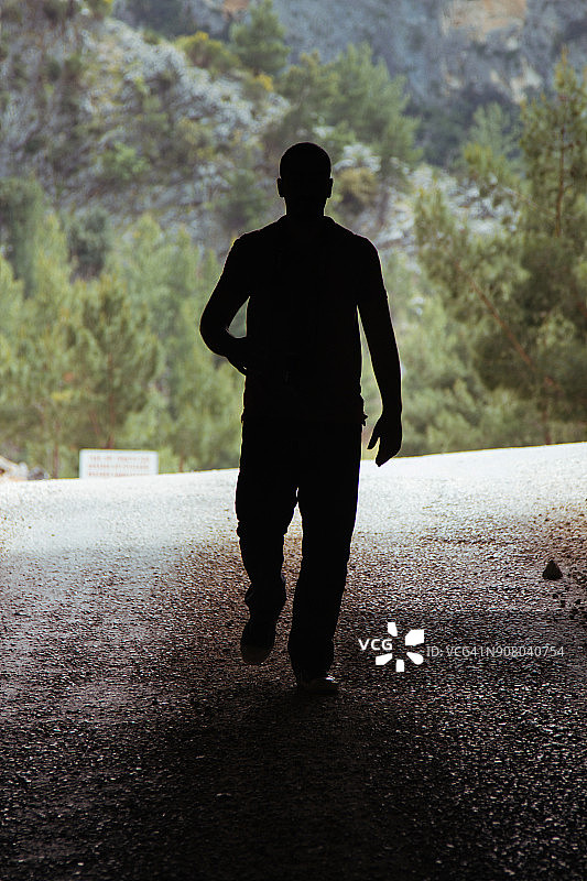 隧道尽头的光芒与人物剪影图片素材