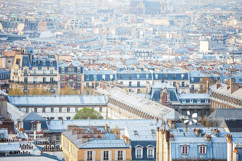 从蒙马特圣心大教堂俯瞰法国巴黎城市天际线图片素材