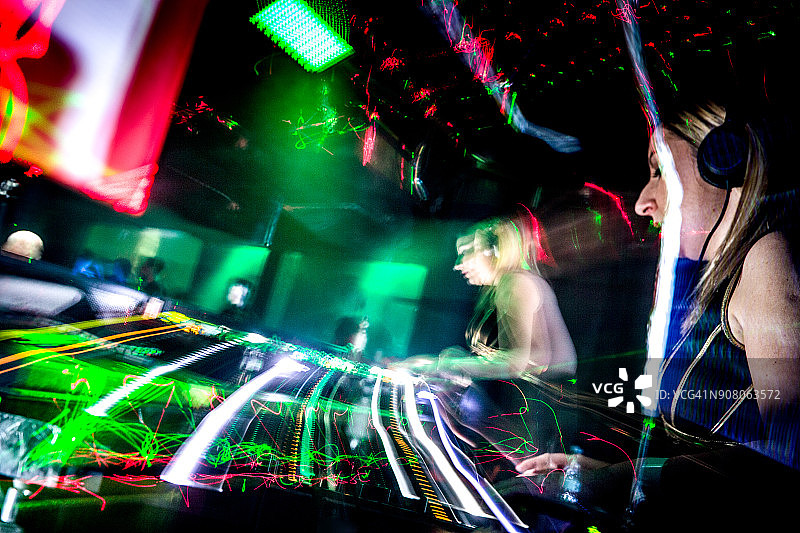 女DJ艺术家在电子音乐派对上混音图片素材