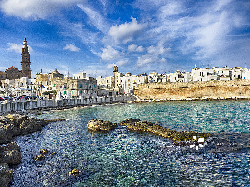 从海边看莫诺波利图片素材
