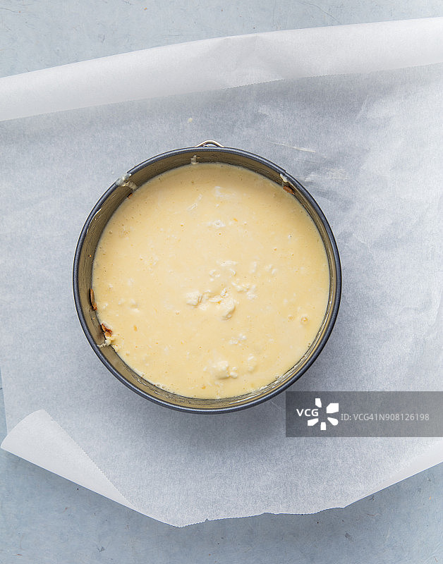 弹簧扣模具中的柠檬芝士蛋糕面糊图片素材