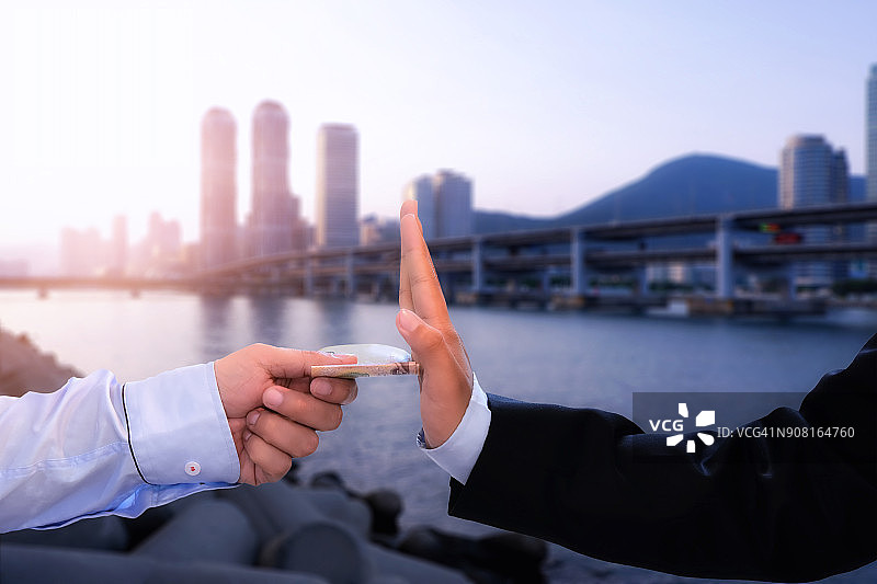 商人拒绝接受贿赂的双重曝光。腐败概念图片素材