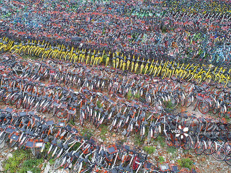 上海堆积如山的废弃共享单车图片素材