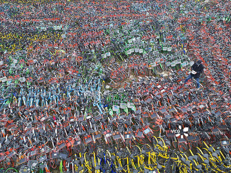 上海堆积如山的废弃共享单车图片素材