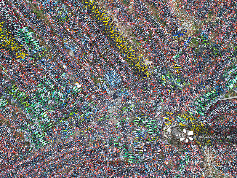 上海堆积如山的废弃共享单车图片素材