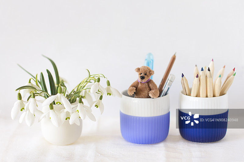 铅笔杯里的泰迪熊图片素材